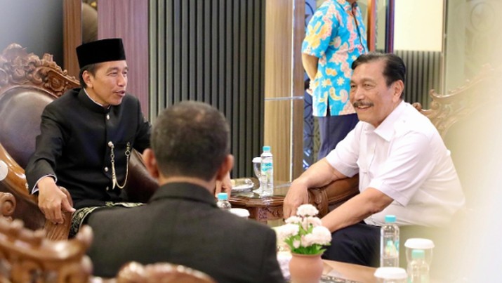 Luhut Binsar Pandjaitan dan Sri Dato Tahir sambut Jokowi di Solo. (Instagram/LuhutBinsarPandjaitan)