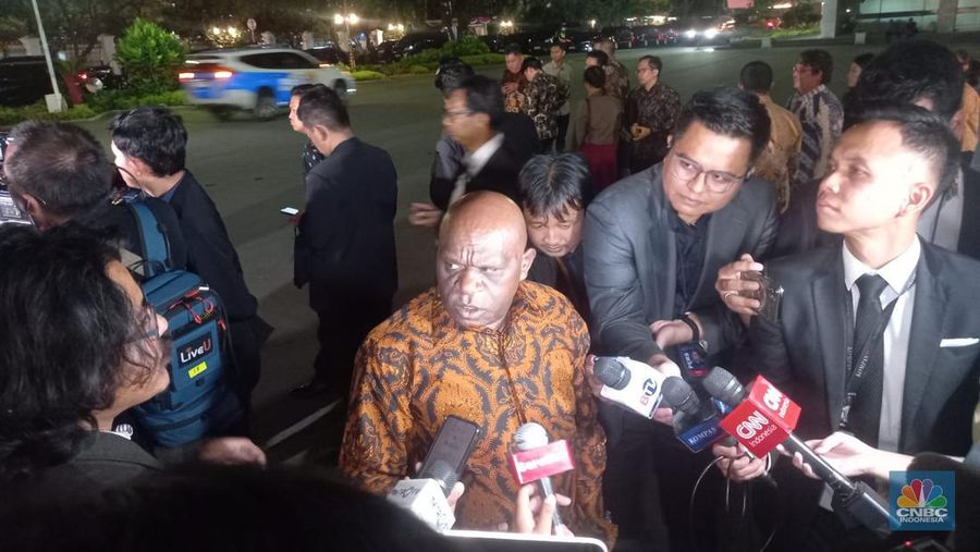Mantan anggota Komnas HAM, Natalius Pigai tiba di Istana Merdeka, Jakarta, Minggu (20/10/2024). Mantan anggota Komnas HAM, Natalius Pigai tiba di Istana Merdeka, Jakarta, Minggu (20/10/2024). (CNBC Indonesia/Arrijal Rachman)