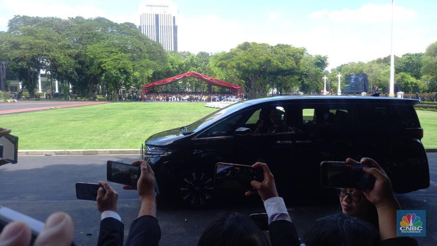 Mantan Presiden RI ke - 7 Joko Widodo tiba di Istana Merdeka, Jakarta, usai menghadiri pelantikan Presiden RI di DPR RI, Minggu (20/10/2024). (CNBC Indonesia/Arrijal Rachman)