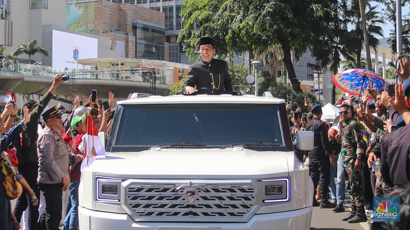 Mantan Presiden RI ke - 7 menyapa para warga diatas mobil Maung Garuda di Bundaran Hotel Indonesia (HI) menuju Bandara Halim Pedana Kusuma, Minggu (20/10/2024). Mantan Presiden RI ke - 7 menyapa para warga diatas mobil Maung Garuda di Bundaran Hotel Indonesia (HI) menuju Bandara Halim Pedana Kusuma, Minggu (20/10/2024). (CNBC Indonesia/Faisal Rahman)
