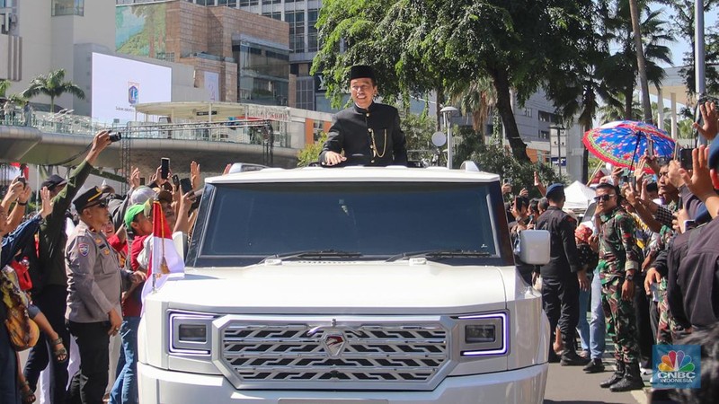 Mantan Presiden RI ke - 7 menyapa para warga diatas mobil Maung Garuda di Bundaran Hotel Indonesia (HI) menuju Bandara Halim Pedana Kusuma, Minggu (20/10/2024). (CNBC Indonesia/Faisal Rahman)