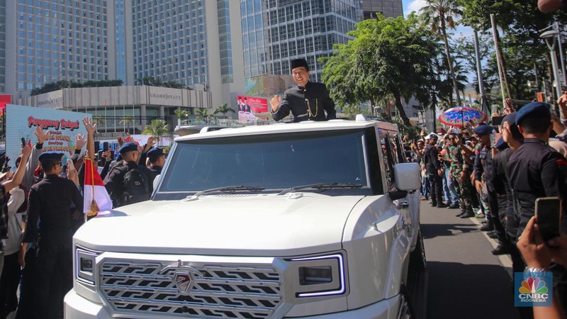 Mantan Presiden RI ke - 7 menyapa para warga diatas mobil Maung Garuda di Bundaran Hotel Indonesia (HI) menuju Bandara Halim Pedana Kusuma, Minggu (20/10/2024). (CNBC Indonesia/Faisal Rahman)