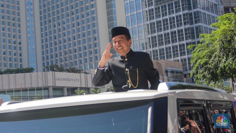 Mantan Presiden RI ke - 7 menyapa para warga diatas mobil Maung Garuda di Bundaran Hotel Indonesia (HI) menuju Bandara Halim Pedana Kusuma, Minggu (20/10/2024). (CNBC Indonesia/Faisal Rahman)