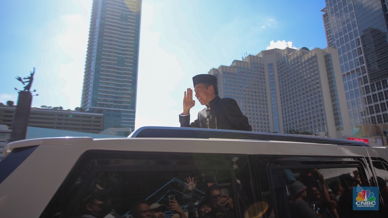 Mantan Presiden RI ke - 7 menyapa para warga diatas mobil Maung Garuda di Bundaran Hotel Indonesia (HI) menuju Bandara Halim Pedana Kusuma, Minggu (20/10/2024). Mantan Presiden RI ke - 7 menyapa para warga diatas mobil Maung Garuda di Bundaran Hotel Indonesia (HI) menuju Bandara Halim Pedana Kusuma, Minggu (20/10/2024). (CNBC Indonesia/Faisal Rahman)