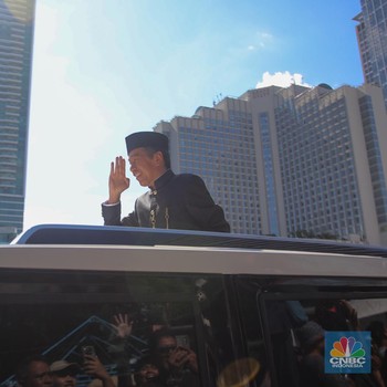 Lautan Massa Mengantar Jokowi Pulang Kampung ke Solo