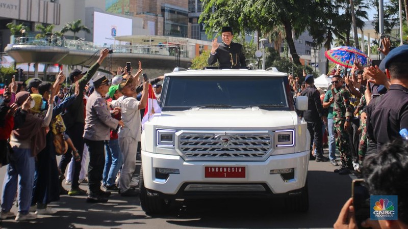 Mantan Presiden RI ke - 7 menyapa para warga diatas mobil Maung Garuda di Bundaran Hotel Indonesia (HI) menuju Bandara Halim Pedana Kusuma, Minggu (20/10/2024). (CNBC Indonesia/Faisal Rahman)