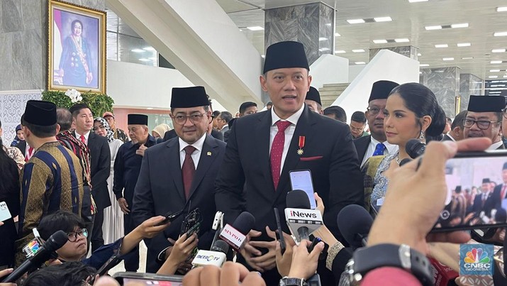 Menteri ATR/BPN, Agus Harimurti Yudhoyono (AHY) tiba di DPR RI, Jakarta jelang pelantikan Presiden Prabowo Subianto, Minggu (20/10/2024). (CNBC Indonesia/Rindi Salsabila)