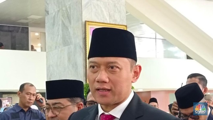 Menteri ATR/BPN, Agus Harimurti Yudhoyono (AHY) tiba di DPR RI, Jakarta, jelang pelantikan Presiden Prabowo Subianto, Minggu (20/10/2024).  (CNBC Indonesia/Martyasari Rizky)