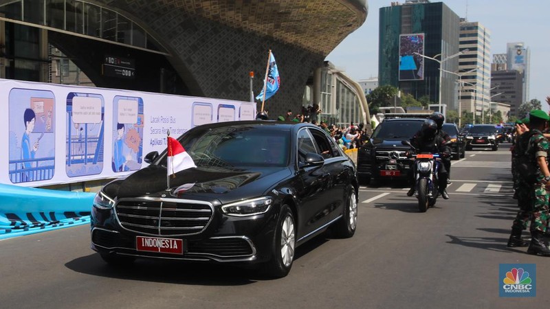 Iring-iringan Presiden Jokowi yang menuju gedung DPR/MPR RI melintasi ruas Jalan M.H Thamrin sekitar pukul 09.45 WIB. (CNBC Indonesia/Tri Susilo)