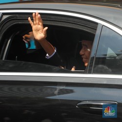 Beri Salam 5 Jari, Momen Jokowi Iriana Tinggalkan Istana Negara