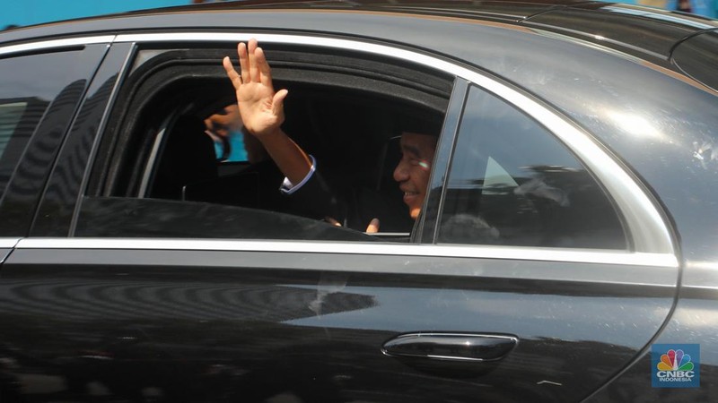 Iring-iringan Presiden Jokowi yang menuju gedung DPR/MPR RI melintasi ruas Jalan M.H Thamrin sekitar pukul 09.45 WIB. (CNBC Indonesia/Tri Susilo)