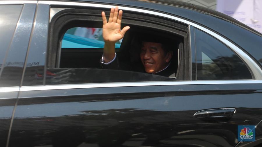 Momen Jokowi Meluncur ke Gedung MPR Hadiri Pelantikan Prabowo-Gibran. (CNBC Indonesia/Faisal Rahman)