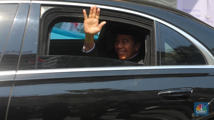 Momen Jokowi Meluncur ke Gedung MPR Hadiri Pelantikan Prabowo-Gibran. (CNBC Indonesia/Faisal Rahman)