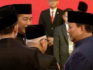 Momen Jokowi Ngobrol Bareng Prabowo dan Maruf Amin Sebelum Foto di MPR