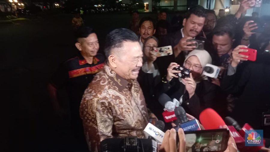 Otto Hasibuan tiba di Istana Merdeka, Jakarta, Minggu (20/10/2024). (CNBC Indonesia/Arrijal Rachman)