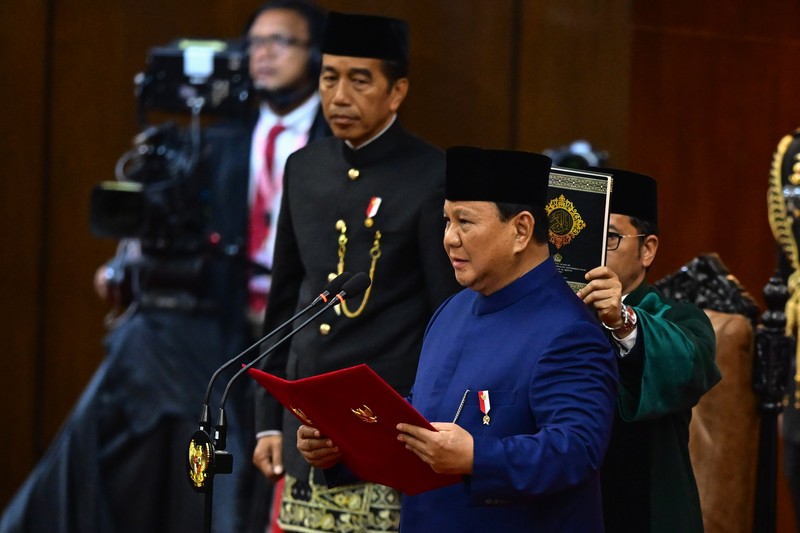 Pelantikan Presiden dan Wakil Presiden 2024-2029 Presiden Prabowo Subianto (kanan) dengan disaksikan Presiden keenam RI Joko Widodo (kiri) mengucapkan sumpah jabatan dalam sidang paripurna MPR dengan agenda pelantikan Presiden dan Wakil Presiden Republik Indonesia masa bakti 2024-2029 di Gedung Nusantara, Kompleks Parlemen, Senayan, Jakarta, Minggu (20/10/2024). Prabowo Subianto dan Gibran Rakabuming Raka dilantik sebagai Presiden dan Wakil Presiden Republik Indonesia masa bakti 2024-2029. ANTARA FOTO/Rivan Awal Lingga/app/YU