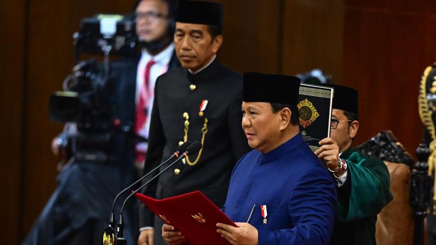 Presiden Prabowo Subianto (kanan) dengan disaksikan Presiden keenam RI Joko Widodo (kiri) mengucapkan sumpah jabatan dalam sidang paripurna MPR dengan agenda pelantikan Presiden dan Wakil Presiden Republik Indonesia masa bakti 2024-2029 di Gedung Nusantara, Kompleks Parlemen, Senayan, Jakarta, Minggu (20/10/2024). Prabowo Subianto dan Gibran Rakabuming Raka dilantik sebagai Presiden dan Wakil Presiden Republik Indonesia masa bakti 2024-2029. ANTARA FOTO/Rivan Awal Lingga/app/YU