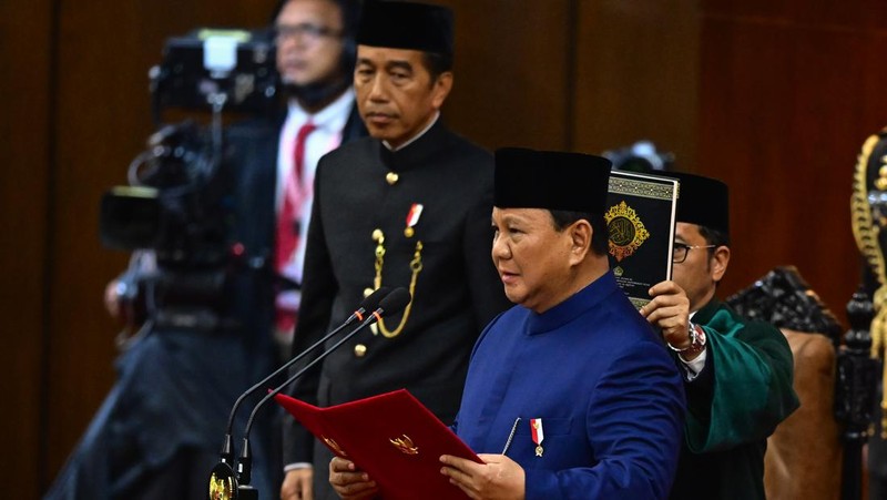 Presiden Prabowo Subianto (kanan) dengan disaksikan Presiden keenam RI Joko Widodo (kiri) mengucapkan sumpah jabatan dalam sidang paripurna MPR dengan agenda pelantikan Presiden dan Wakil Presiden Republik Indonesia masa bakti 2024-2029 di Gedung Nusantara, Kompleks Parlemen, Senayan, Jakarta, Minggu (20/10/2024). Prabowo Subianto dan Gibran Rakabuming Raka dilantik sebagai Presiden dan Wakil Presiden Republik Indonesia masa bakti 2024-2029. ANTARA FOTO/Rivan Awal Lingga/app/YU
