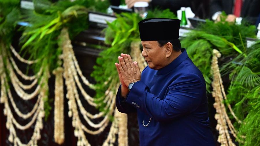 Presiden Prabowo Subianto memberi salam usai dilantik pada sidang paripurna MPR di Gedung Nusantara, Kompleks Parlemen, Senayan, Jakarta, Minggu (20/10/2024). Prabowo Subianto dan Gibran Rakabuming Raka dilantik sebagai Presiden dan Wakil Presiden Republik Indonesia masa bakti 2024-2029. ANTARA FOTO/Rivan Awal Lingga/app/YU