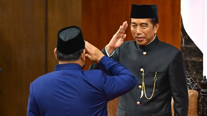 Presiden Prabowo Subianto (kiri) memberikan hormat kepada Presiden ketujuh RI Joko Widodo (kanan) usai dilantik dalam sidang paripurna MPR di Gedung Nusantara, Kompleks Parlemen, Senayan, Jakarta, Minggu (20/10/2024). Prabowo Subianto dan Gibran Rakabuming Raka resmi menjabat Presiden dan Wakil Presiden Republik Indonesia masa bakti 2024-2029. ANTARA FOTO/Rivan Awal Lingga/app/YU