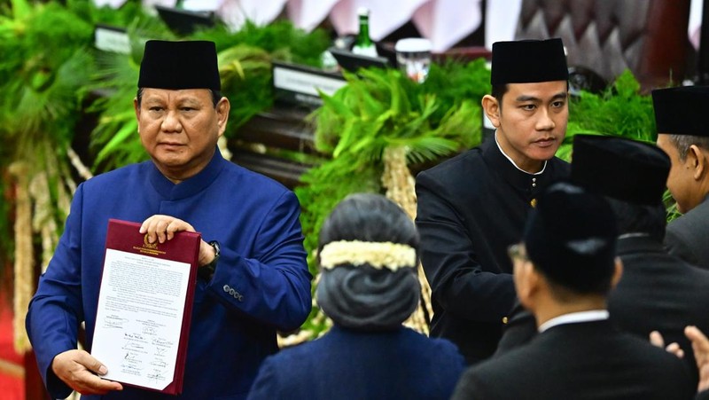 Presiden Prabowo Subianto (kanan) dengan disaksikan Presiden keenam RI Joko Widodo (kiri) mengucapkan sumpah jabatan dalam sidang paripurna MPR dengan agenda pelantikan Presiden dan Wakil Presiden Republik Indonesia masa bakti 2024-2029 di Gedung Nusantara, Kompleks Parlemen, Senayan, Jakarta, Minggu (20/10/2024). Prabowo Subianto dan Gibran Rakabuming Raka dilantik sebagai Presiden dan Wakil Presiden Republik Indonesia masa bakti 2024-2029. ANTARA FOTO/Rivan Awal Lingga/app/YU