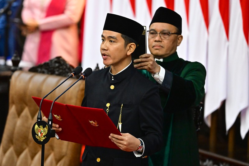 Pelantikan Presiden dan Wakil Presiden 2024-2029 Presiden Prabowo Subianto (kanan) dengan disaksikan Presiden keenam RI Joko Widodo (kiri) mengucapkan sumpah jabatan dalam sidang paripurna MPR dengan agenda pelantikan Presiden dan Wakil Presiden Republik Indonesia masa bakti 2024-2029 di Gedung Nusantara, Kompleks Parlemen, Senayan, Jakarta, Minggu (20/10/2024). Prabowo Subianto dan Gibran Rakabuming Raka dilantik sebagai Presiden dan Wakil Presiden Republik Indonesia masa bakti 2024-2029. ANTARA FOTO/Rivan Awal Lingga/app/YU