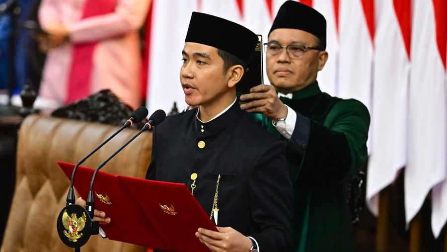 Presiden Prabowo Subianto (kanan) dengan disaksikan Presiden keenam RI Joko Widodo (kiri) mengucapkan sumpah jabatan dalam sidang paripurna MPR dengan agenda pelantikan Presiden dan Wakil Presiden Republik Indonesia masa bakti 2024-2029 di Gedung Nusantara, Kompleks Parlemen, Senayan, Jakarta, Minggu (20/10/2024). Prabowo Subianto dan Gibran Rakabuming Raka dilantik sebagai Presiden dan Wakil Presiden Republik Indonesia masa bakti 2024-2029. ANTARA FOTO/Rivan Awal Lingga/app/YU