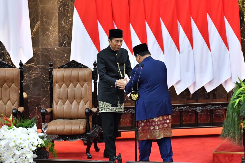 Pelantikan Presiden dan Wakil Presiden 2024-2029 Presiden Prabowo Subianto (kanan) dengan disaksikan Presiden keenam RI Joko Widodo (kiri) mengucapkan sumpah jabatan dalam sidang paripurna MPR dengan agenda pelantikan Presiden dan Wakil Presiden Republik Indonesia masa bakti 2024-2029 di Gedung Nusantara, Kompleks Parlemen, Senayan, Jakarta, Minggu (20/10/2024). Prabowo Subianto dan Gibran Rakabuming Raka dilantik sebagai Presiden dan Wakil Presiden Republik Indonesia masa bakti 2024-2029. ANTARA FOTO/Rivan Awal Lingga/app/YU
