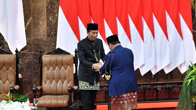 Presiden Prabowo Subianto (kanan) dengan disaksikan Presiden keenam RI Joko Widodo (kiri) mengucapkan sumpah jabatan dalam sidang paripurna MPR dengan agenda pelantikan Presiden dan Wakil Presiden Republik Indonesia masa bakti 2024-2029 di Gedung Nusantara, Kompleks Parlemen, Senayan, Jakarta, Minggu (20/10/2024). Prabowo Subianto dan Gibran Rakabuming Raka dilantik sebagai Presiden dan Wakil Presiden Republik Indonesia masa bakti 2024-2029. ANTARA FOTO/Rivan Awal Lingga/app/YU