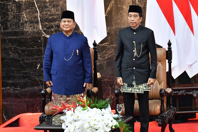 Pelantikan Presiden dan Wakil Presiden 2024-2029 Presiden Prabowo Subianto (kanan) dengan disaksikan Presiden keenam RI Joko Widodo (kiri) mengucapkan sumpah jabatan dalam sidang paripurna MPR dengan agenda pelantikan Presiden dan Wakil Presiden Republik Indonesia masa bakti 2024-2029 di Gedung Nusantara, Kompleks Parlemen, Senayan, Jakarta, Minggu (20/10/2024). Prabowo Subianto dan Gibran Rakabuming Raka dilantik sebagai Presiden dan Wakil Presiden Republik Indonesia masa bakti 2024-2029. ANTARA FOTO/Rivan Awal Lingga/app/YU