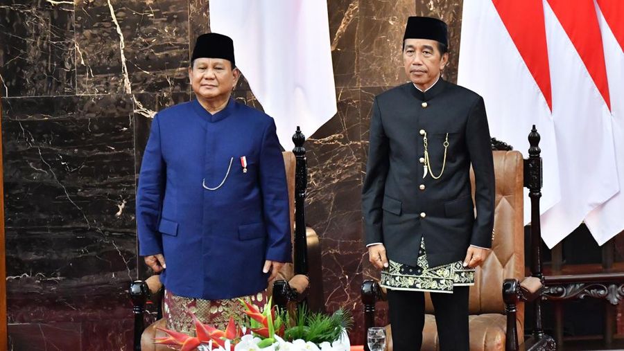 Presiden Prabowo Subianto (kanan) dengan disaksikan Presiden keenam RI Joko Widodo (kiri) mengucapkan sumpah jabatan dalam sidang paripurna MPR dengan agenda pelantikan Presiden dan Wakil Presiden Republik Indonesia masa bakti 2024-2029 di Gedung Nusantara, Kompleks Parlemen, Senayan, Jakarta, Minggu (20/10/2024). Prabowo Subianto dan Gibran Rakabuming Raka dilantik sebagai Presiden dan Wakil Presiden Republik Indonesia masa bakti 2024-2029. ANTARA FOTO/Rivan Awal Lingga/app/YU
