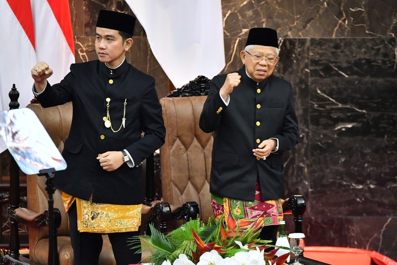Pelantikan Presiden dan Wakil Presiden 2024-2029 Presiden Prabowo Subianto (kanan) dengan disaksikan Presiden keenam RI Joko Widodo (kiri) mengucapkan sumpah jabatan dalam sidang paripurna MPR dengan agenda pelantikan Presiden dan Wakil Presiden Republik Indonesia masa bakti 2024-2029 di Gedung Nusantara, Kompleks Parlemen, Senayan, Jakarta, Minggu (20/10/2024). Prabowo Subianto dan Gibran Rakabuming Raka dilantik sebagai Presiden dan Wakil Presiden Republik Indonesia masa bakti 2024-2029. ANTARA FOTO/Rivan Awal Lingga/app/YU