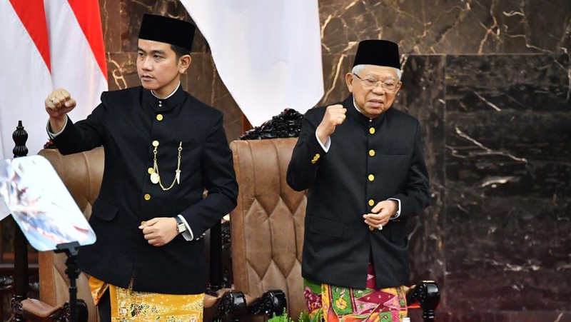 Presiden Prabowo Subianto (kanan) dengan disaksikan Presiden keenam RI Joko Widodo (kiri) mengucapkan sumpah jabatan dalam sidang paripurna MPR dengan agenda pelantikan Presiden dan Wakil Presiden Republik Indonesia masa bakti 2024-2029 di Gedung Nusantara, Kompleks Parlemen, Senayan, Jakarta, Minggu (20/10/2024). Prabowo Subianto dan Gibran Rakabuming Raka dilantik sebagai Presiden dan Wakil Presiden Republik Indonesia masa bakti 2024-2029. ANTARA FOTO/Rivan Awal Lingga/app/YU