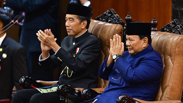 Presiden Joko Widodo (kiri) dan Presiden terpilih Prabowo Subianto (kanan) memberikan salam dalam pelantikan presiden dan wakil presiden periode 2024-2029 di Gedung Nusantara, Kompleks Parlemen, Senayan, Jakarta, Minggu (20/10/2024). Prabowo Subianto dan Gibran Rakabuming Raka akan mengikuti sidang paripurna MPR pengucapan sumpah sebagai Presiden dan Wakil Presiden Republik Indonesia masa bakti 2024-2029. ANTARA FOTO/Rivan Awal Lingga/app/YU