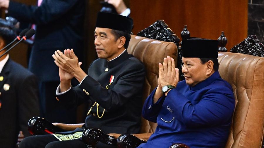 Presiden Joko Widodo (kiri) dan Presiden terpilih Prabowo Subianto (kanan) memberikan salam dalam pelantikan presiden dan wakil presiden periode 2024-2029 di Gedung Nusantara, Kompleks Parlemen, Senayan, Jakarta, Minggu (20/10/2024). Prabowo Subianto dan Gibran Rakabuming Raka akan mengikuti sidang paripurna MPR pengucapan sumpah sebagai Presiden dan Wakil Presiden Republik Indonesia masa bakti 2024-2029. (Pool via ANTARA FOTO/Rivan Awal Lingga/app/YU)