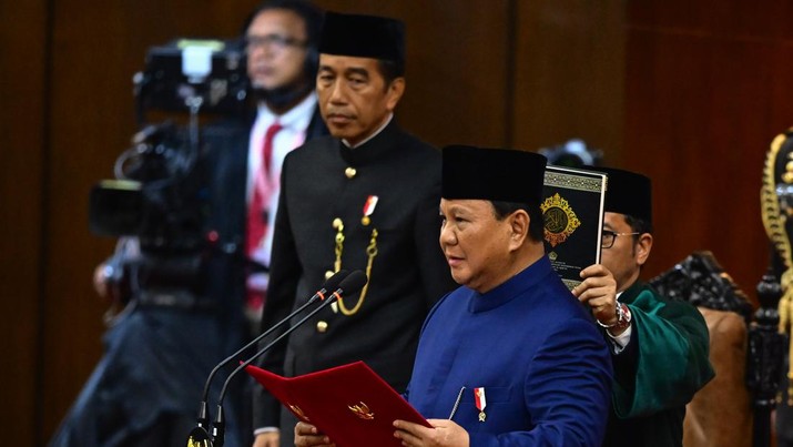 Presiden Prabowo Subianto (kanan) dengan disaksikan Presiden keenam RI Joko Widodo (kiri) mengucapkan sumpah jabatan dalam sidang paripurna MPR dengan agenda pelantikan Presiden dan Wakil Presiden Republik Indonesia masa bakti 2024-2029 di Gedung Nusantara, Kompleks Parlemen, Senayan, Jakarta, Minggu (20/10/2024). Prabowo Subianto dan Gibran Rakabuming Raka dilantik sebagai Presiden dan Wakil Presiden Republik Indonesia masa bakti 2024-2029. (Pool via ANTARA FOTO/Rivan Awal Lingga/app/YU)