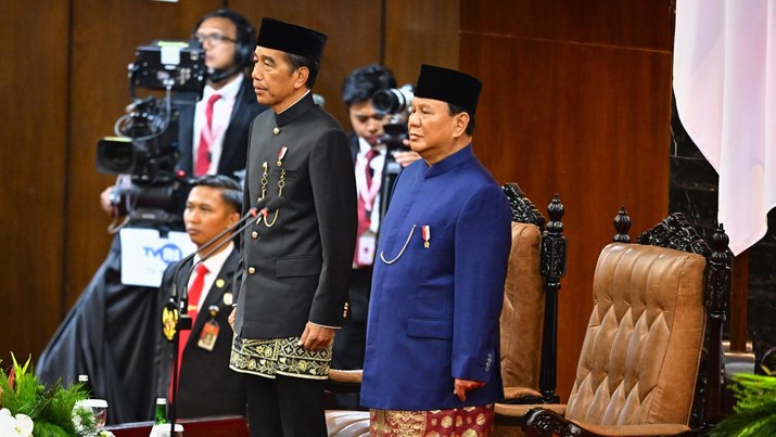 Presiden Joko Widodo (kiri) dan Presiden terpilih Prabowo Subianto (kanan) mengikuti pelantikan presiden dan wakil presiden periode 2024-2029 di Gedung Nusantara, Kompleks Parlemen, Senayan, Jakarta, Minggu (20/10/2024). Prabowo Subianto dan Gibran Rakabuming Raka akan mengikuti sidang paripurna MPR pengucapan sumpah sebagai Presiden dan Wakil Presiden Republik Indonesia masa bakti 2024-2029. ANTARA FOTO/Rivan Awal Lingga/app/YU
