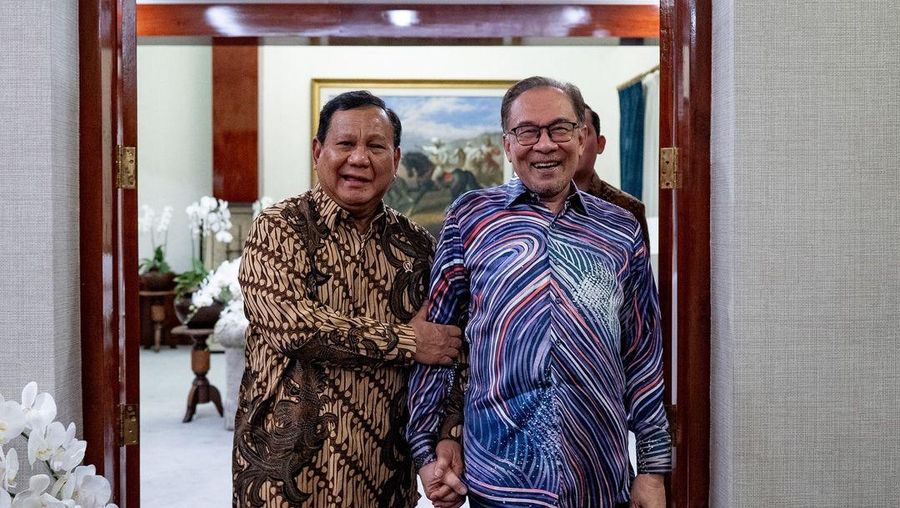 Perdana Menteri Malaysia, Anwar Ibrahim langsung menemui Presiden terpilih Prabowo Subianto jelang pelantikan. (Instagram @anwaribrahim_my)