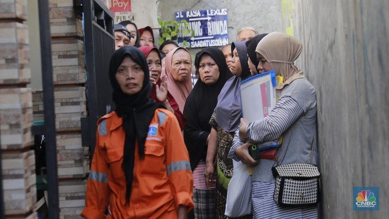 Petugas kebakaran melakukan pendinginan di lokasi Kebakaran di kawasan Mampang Prapatan, Jakarta Selatan, Minggu(20/10/2024) siang. (CNBC Indonesia/Muhammad Sabki)