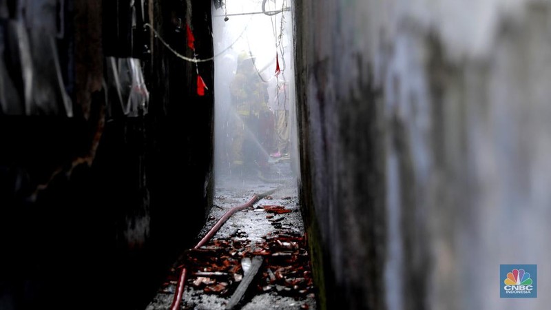 Petugas kebakaran melakukan pendinginan di lokasi Kebakaran di kawasan Mampang Prapatan, Jakarta Selatan, Minggu(20/10/2024) siang. (CNBC Indonesia/Muhammad Sabki)