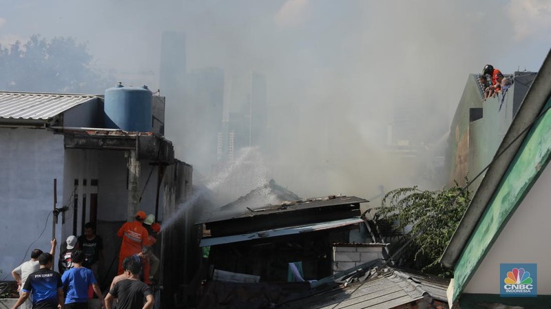 Petugas kebakaran melakukan pendinginan di lokasi Kebakaran di kawasan Mampang Prapatan, Jakarta Selatan, Minggu(20/10/2024) siang. (CNBC Indonesia/Muhammad Sabki)