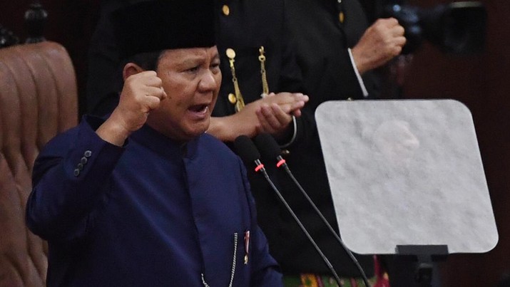 Presiden Prabowo Subianto menyampaikan pidato perdana usai dilantik pada sidang paripurna MPR di Gedung Nusantara, Kompleks Parlemen, Senayan, Jakarta, Minggu (20/10/2024). Prabowo Subianto dan Gibran Rakabuming Raka dilantik sebagai Presiden dan Wakil Presiden Republik Indonesia masa bakti 2024-2029.ANTARA FOTO/Akbar Nugroho Gumay/Pool