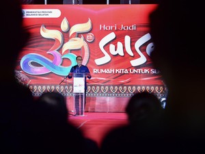 Pj Gubernur Sulsel Ajak Stakeholder Pakai Baju Desainer Muda demi Ekonomi