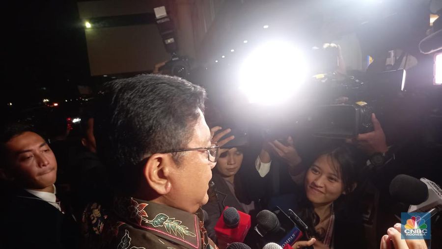 Politikus PAN, Viva Yoga tiba di Istana Merdeka, Jakarta, Minggu (20/10/2024). (CNBC Indonesia/Arrijal Rachman)