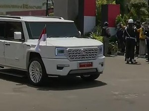 Presiden Prabowo Tinggalkan MPR dengan Mobil Maung Garuda Indonesia 1