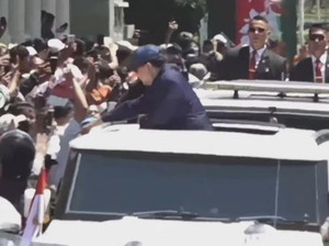 Prabowo Sapa-Salami Warga dari Mobil di Jalan Menuju Istana