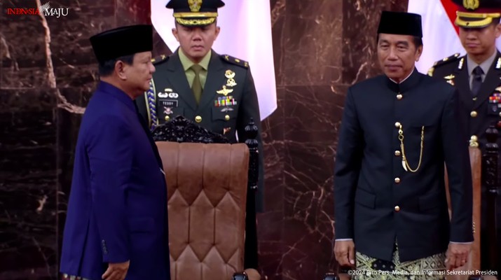 Presiden Joko Widodo bertukar kursi dengan Presiden terpilih Prabowo Subianto usai pengambilan sumpah janji Presiden di DPR RI, Jakarta, Minggu (20/10/2024). (Tangkapan Layar Youtube Sekretariat Presiden)