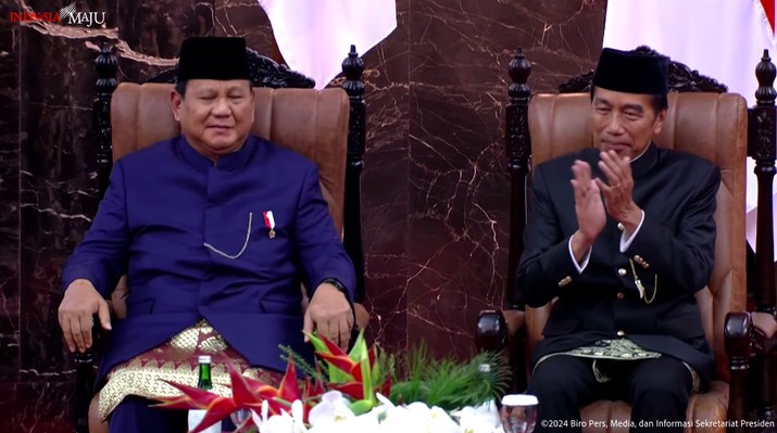Presiden Joko Widodo bertukar kursi dengan Presiden terpilih Prabowo Subianto usai pengambilan sumpah janji Presiden di DPR RI, Jakarta, Minggu (20/10/2024). (Tangkapan Layar Youtube Sekretariat Presiden)