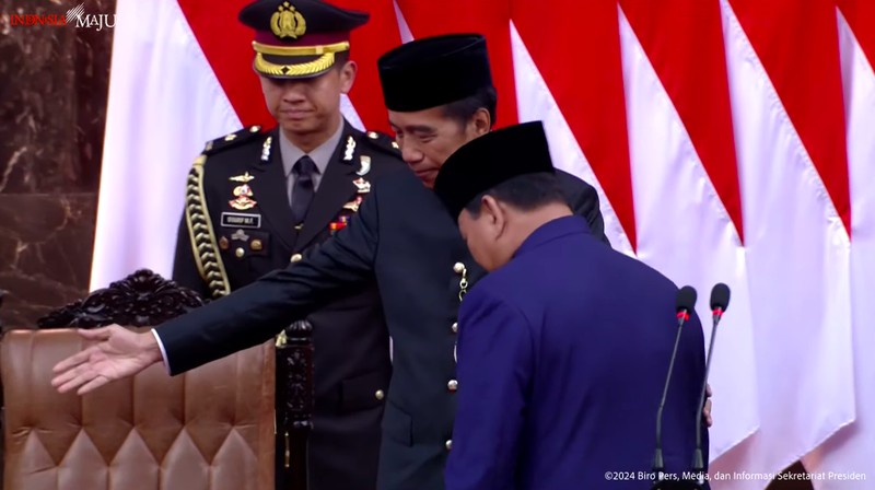 Presiden terpilih Prabowo Subianto mengambil sumpah janji Presiden di DPR RI, Jakarta, Minggu (20/10/2024). (Tangkapan Layar Youtube Sekretariat Presiden)