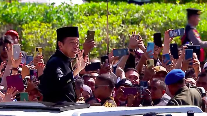 Presiden Joko Widodo menyapa para warga sebelum meninggalkan Istana Merdeka menuju Bandara Halim Pedana Kusuma, Minggu (20/10/2024). (Tangkapan Layar Youtube Sekretariat Presiden)